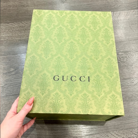 White, Gucci flap bag. Cute summer bag! Authentic. - Picture 3 of 7